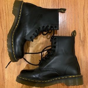 Black Dr. Martens 1460